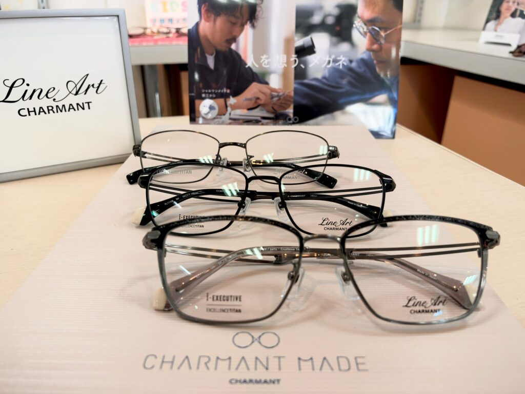 ラインアート シャルマンなどのメガネフレームを並べたタワーメガネ店頭写真